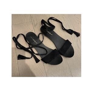 Breckelle's Strappy Sandal Women's 7.5 Black Suede Flat Tasselled Slingback